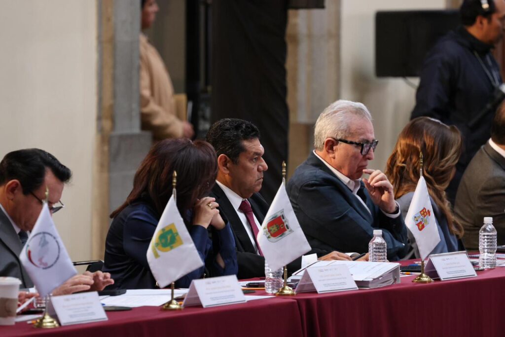 El gobernador Javier May y otros representantes estatales durante la sesión del Consejo Nacional de Seguridad Pública, atentos a la discusión del Acuerdo Nacional contra la Extorsión.