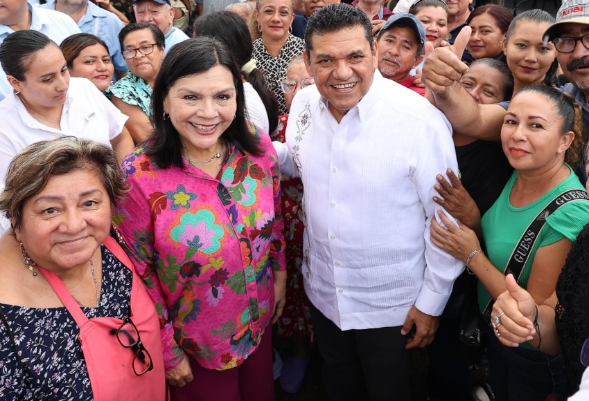Javier May Rodríguez y Yolanda Osuna Huerta posan con vecinas y vecinos durante la inauguración de las nuevas líneas de conducción de agua potable.