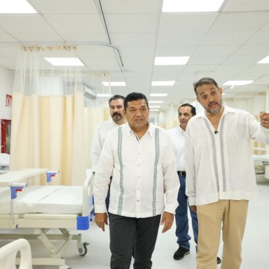 El gobernador Javier May Rodríguez recorre las nuevas instalaciones del ISSET acompañado de personal médico y directivos del instituto.