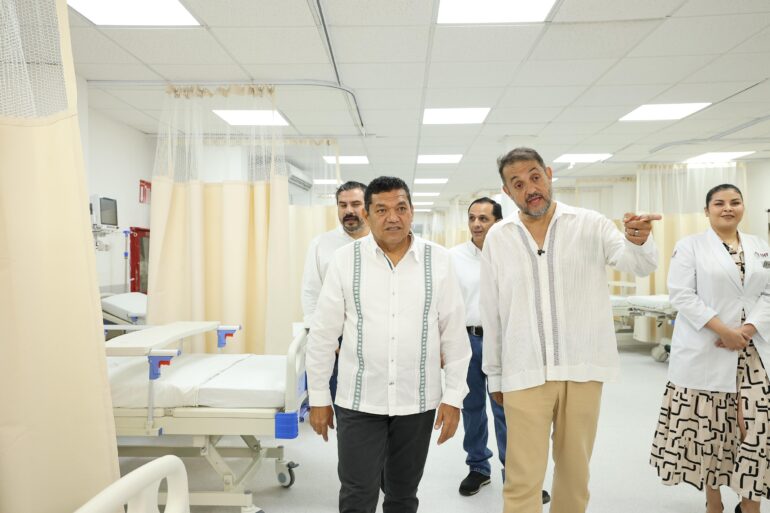 El gobernador Javier May Rodríguez recorre las nuevas instalaciones del ISSET acompañado de personal médico y directivos del instituto.