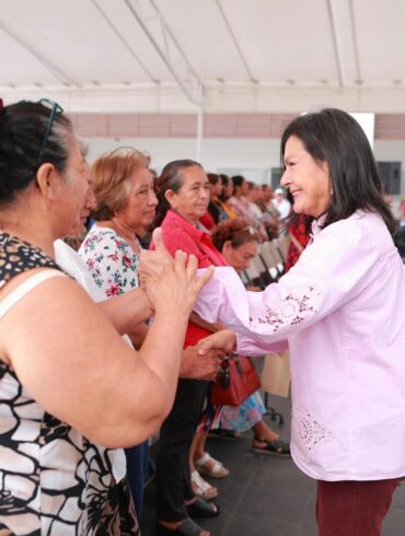 La alcaldesa Yolanda Osuna saluda a mujeres beneficiarias durante la entrega de molinos eléctricos en Centro.