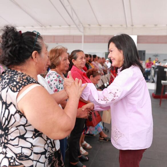 La alcaldesa Yolanda Osuna saluda a mujeres beneficiarias durante la entrega de molinos eléctricos en Centro.