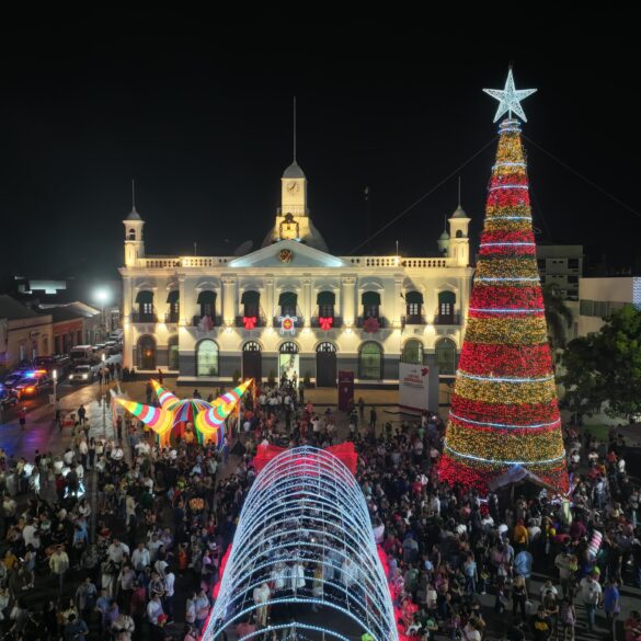 Vista nocturna de Plaza de Armas en Villahermosa iluminada con árbol navideño gigante, túnel de luces y cientos de familias reunidas durante el encendido oficial de la temporada decembrina.