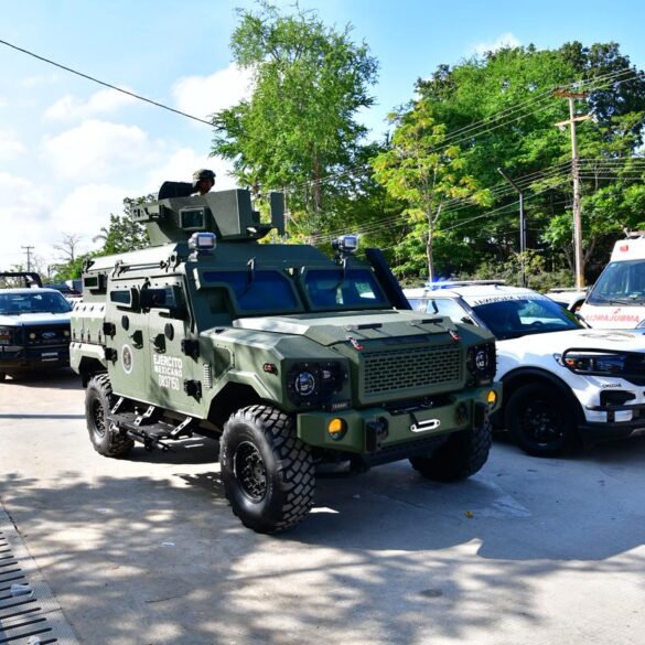 “Vehículos militares y patrullas policiales alineados en formación durante un operativo de seguridad; un vehículo táctico del Ejército Mexicano encabeza la fila junto a unidades estatales y una ambulancia.”