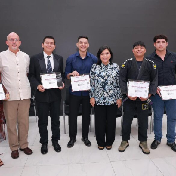 La alcaldesa Yolanda Osuna Huerta posa con jóvenes galardonados durante la entrega de los Premios Municipales de la Juventud y del Deporte 2025 en el Palacio Municipal de Centro.
