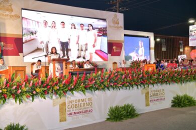 Presentación del Primer Informe de Gobierno de Huimanguillo, con la alcaldesa Mari Luz Velázquez al micrófono y el gobernador Javier May como testigo en el presídium.