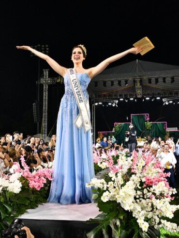 Fátima Bosch saluda desde una tarima a la multitud que asistió a su festejo de bienvenida en Villahermosa.