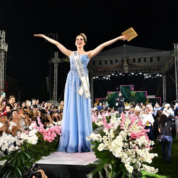 Fátima Bosch saluda desde una tarima a la multitud que asistió a su festejo de bienvenida en Villahermosa.