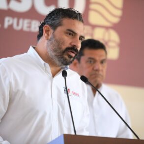 El secretario de Salud de Tabasco, Alejandro Calderón Alipi, ofrece un informe sobre avances en infraestructura hospitalaria y control epidemiológico durante una conferencia encabezada por el gobernador Javier May Rodríguez.
