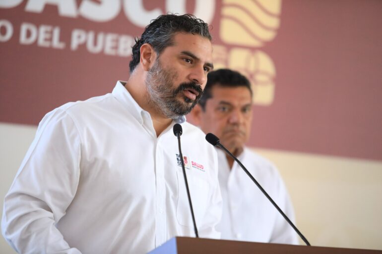 El secretario de Salud de Tabasco, Alejandro Calderón Alipi, ofrece un informe sobre avances en infraestructura hospitalaria y control epidemiológico durante una conferencia encabezada por el gobernador Javier May Rodríguez.