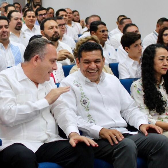 El gobernador Javier May Rodríguez conversa y ríe con el presidente del Tribunal Superior de Justicia, Carlos Efraín Reséndez Bocanegra, durante el Informe Anual de Labores 2025, acompañados por funcionarios y asistentes en el auditorio del TSJ.