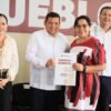 Autoridades estatales y directivos escolares durante la entrega de títulos de propiedad a planteles educativos en Tabasco