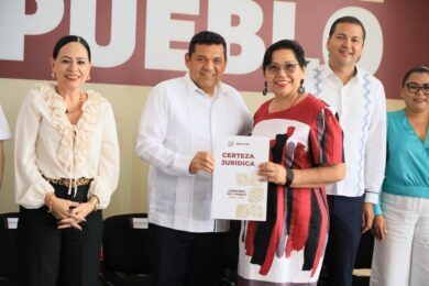 Autoridades estatales y directivos escolares durante la entrega de títulos de propiedad a planteles educativos en Tabasco