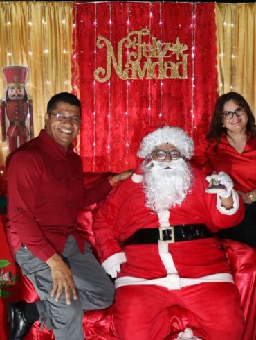 El alcalde de Nacajuca y su esposa posan con Santa Claus durante actividades navideñas en el Parque Central.