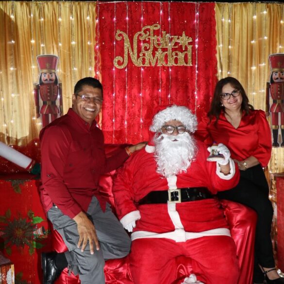 El alcalde de Nacajuca y su esposa posan con Santa Claus durante actividades navideñas en el Parque Central.