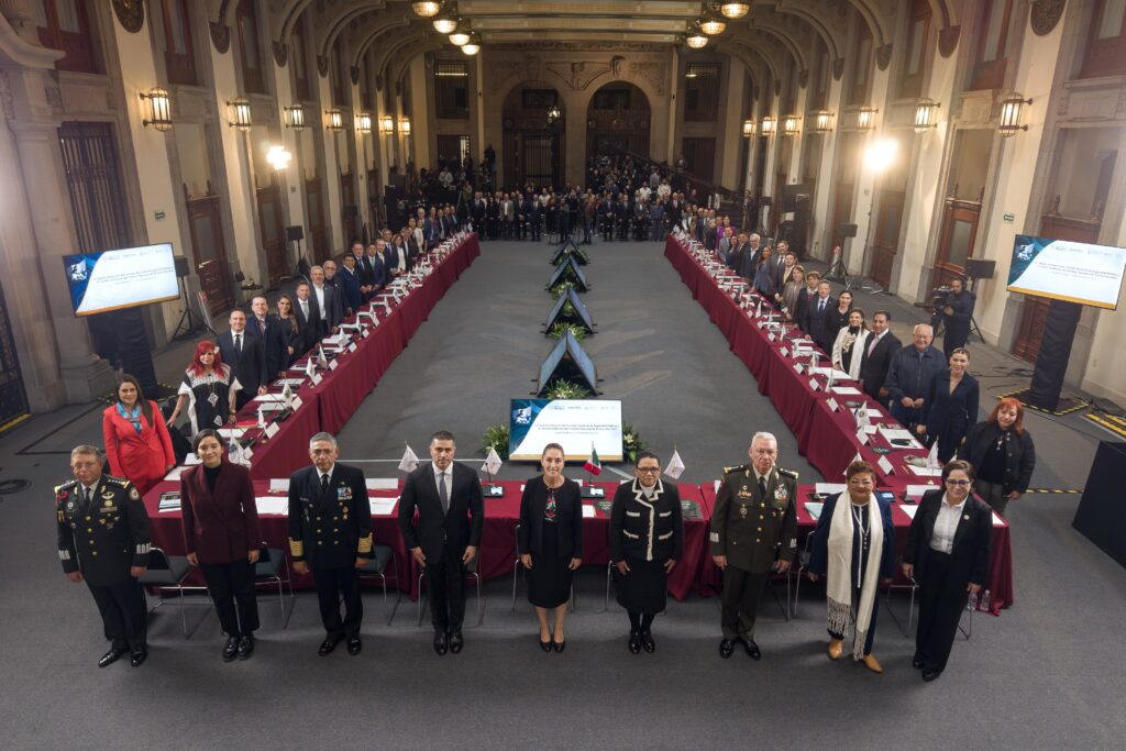 Vista general de la Sesión del Consejo Nacional de Seguridad Pública en Palacio Nacional, con gobernadores, gabinete federal y la presidenta Claudia Sheinbaum al centro de la mesa principal.