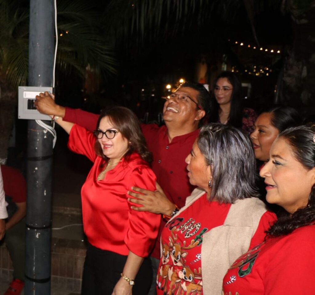 El alcalde de Nacajuca y la presidenta del DIF realizan el encendido del alumbrado navideño en el Parque Central.