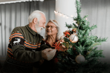 Adulto mayor protegido contra enfermedades en invierno en Tabasco