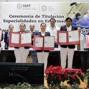 Entrega de diplomas a nuevos especialistas de enfermería en la UJAT