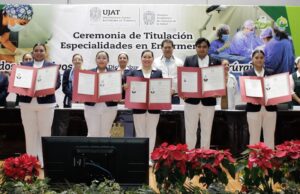 Entrega de diplomas a nuevos especialistas de enfermería en la UJAT