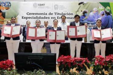 Entrega de diplomas a nuevos especialistas de enfermería en la UJAT