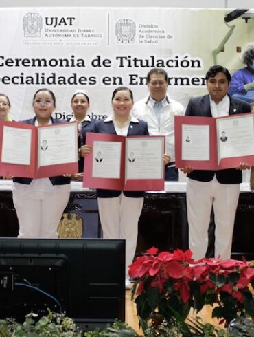 Entrega de diplomas a nuevos especialistas de enfermería en la UJAT