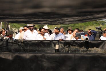 Especialistas y funcionarios explican el proceso de producción de alevines en los estanques rehabilitados de la piscifactoría.