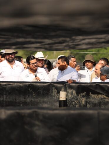 Especialistas y funcionarios explican el proceso de producción de alevines en los estanques rehabilitados de la piscifactoría.