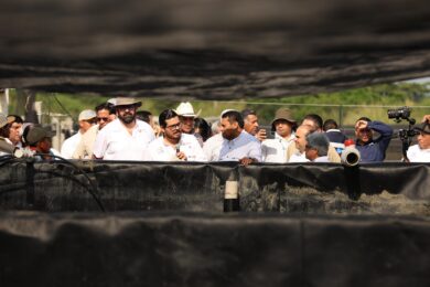 Especialistas y funcionarios explican el proceso de producción de alevines en los estanques rehabilitados de la piscifactoría.