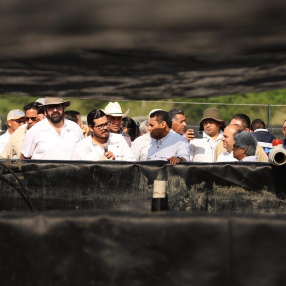Especialistas y funcionarios explican el proceso de producción de alevines en los estanques rehabilitados de la piscifactoría.