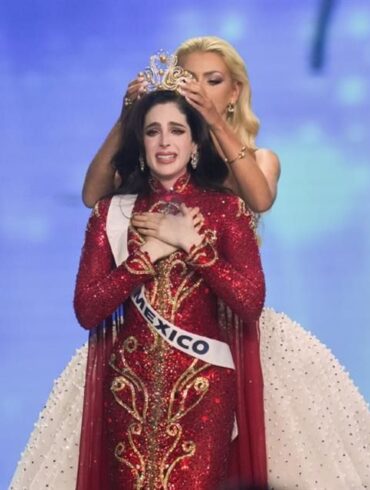 Fátima Bosch rompe en llanto al ser coronada Miss Universe 2025 durante la gala final del certamen.