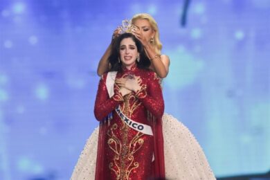 Fátima Bosch rompe en llanto al ser coronada Miss Universe 2025 durante la gala final del certamen.