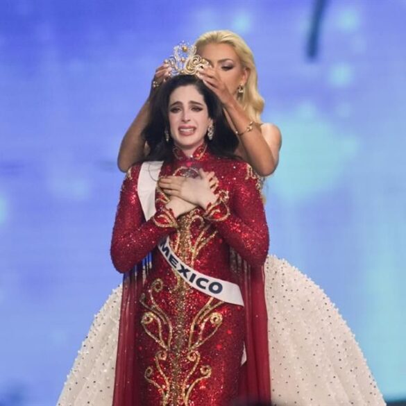 Fátima Bosch rompe en llanto al ser coronada Miss Universe 2025 durante la gala final del certamen.