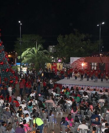 Festival navideño en Nacajuca, Tabasco con familias reunidas
