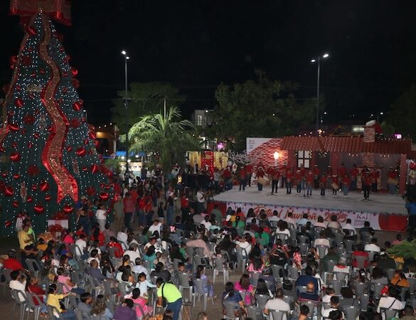 Festival navideño en Nacajuca, Tabasco con familias reunidas