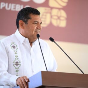 Gobernador Javier May ofrece balance de seguridad, salud y vivienda en conferencia.