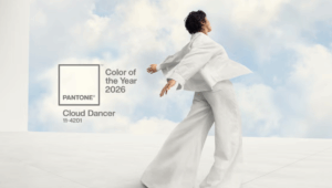Muestra del color Pantone Cloud Dancer en una paleta neutra