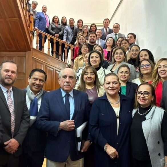 Integrantes de organismos electorales y autoridades durante reunión sobre reforma electoral y OPLES