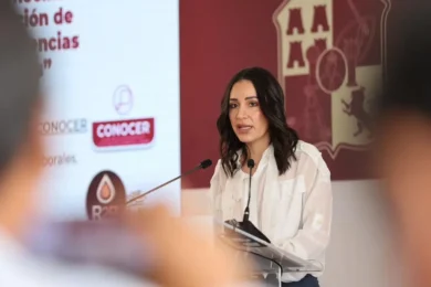 Talina Ferrer Cadenas, subsecretaria de Desarrollo Económico de Tabasco, ofrece un mensaje oficial frente a un podio durante un evento institucional.