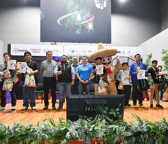 Ganadores del UJAT Speed Cube Tabasco posan tras entrega de premios