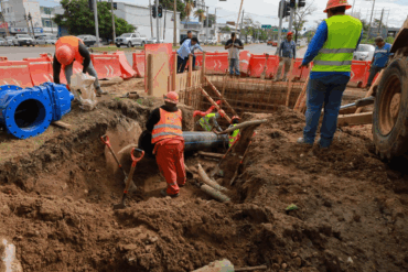 Trabajadores del Sistema de Agua y Saneamiento realizan excavación e interconexión de tuberías de gran diámetro en una avenida de Villahermosa para reactivar el suministro de agua potable.