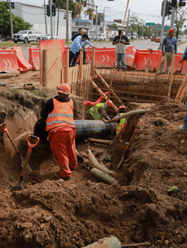 Trabajadores del Sistema de Agua y Saneamiento realizan excavación e interconexión de tuberías de gran diámetro en una avenida de Villahermosa para reactivar el suministro de agua potable.