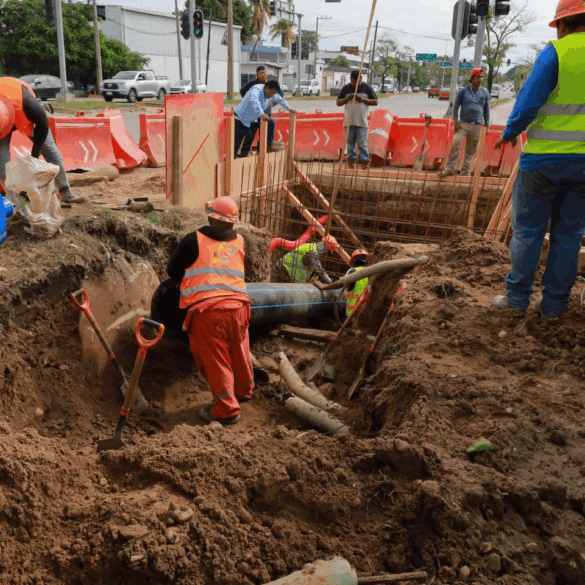 Trabajadores del Sistema de Agua y Saneamiento realizan excavación e interconexión de tuberías de gran diámetro en una avenida de Villahermosa para reactivar el suministro de agua potable.
