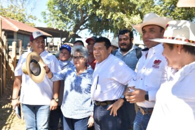 El gobernador Javier May Rodríguez convive con productores ganaderos durante el arranque del programa Crédito Ganadero a la Palabra en Balancán, acompañado de autoridades municipales y personal del sector agropecuario.
