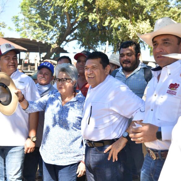 El gobernador Javier May Rodríguez convive con productores ganaderos durante el arranque del programa Crédito Ganadero a la Palabra en Balancán, acompañado de autoridades municipales y personal del sector agropecuario.