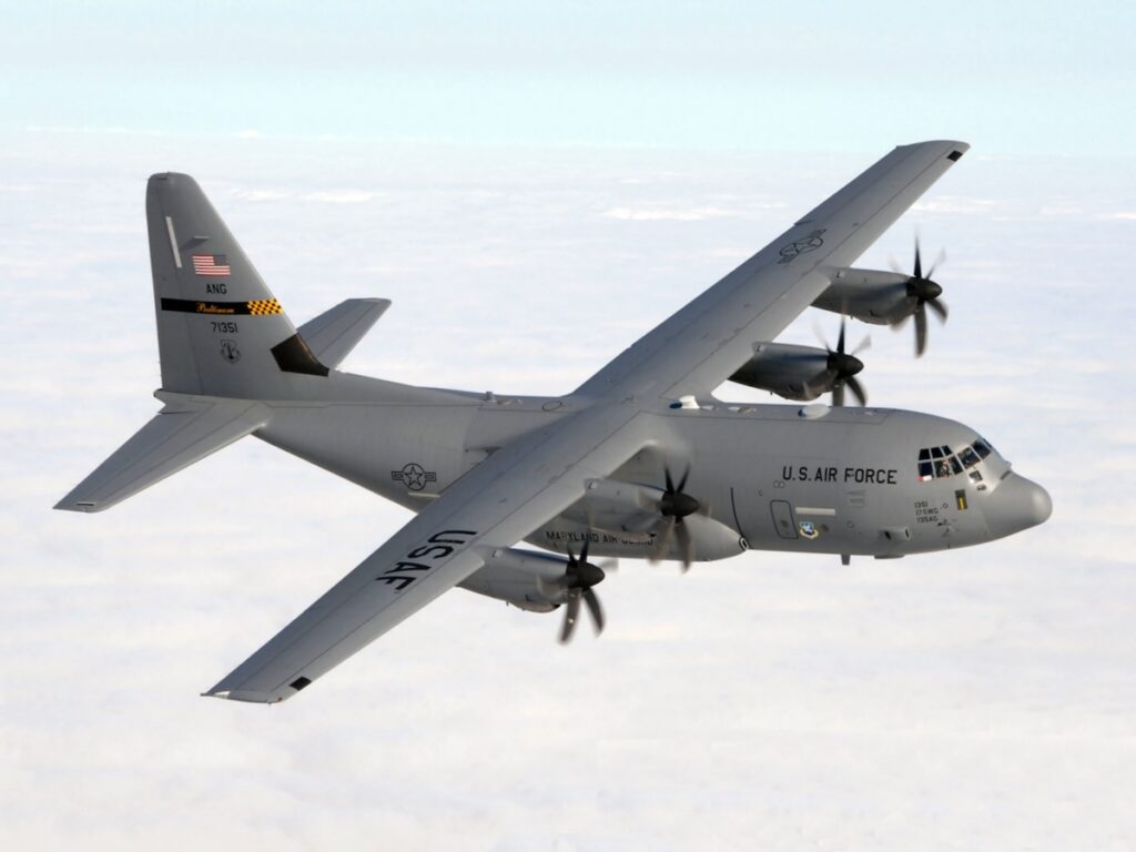 Avión militar estadounidense Lockheed C-130J Super Hercules en vuelo, utilizado para transporte de carga y personal.