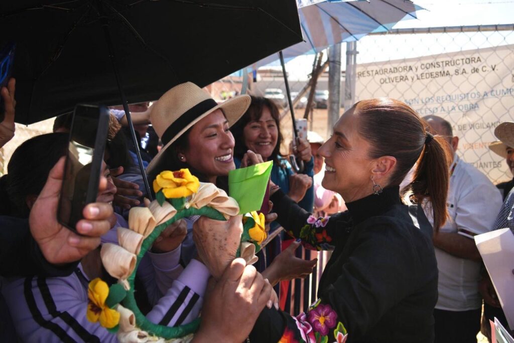 La presidenta Claudia Sheinbaum recibe muestras de apoyo ciudadano en evento público