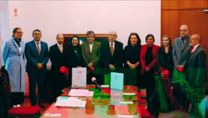 Consejeros del INE y el titular de la comisión presidencial para la reforma electoral, Pablo Gómez, posan junto a documentos del proyecto durante una reunión en Palacio Nacional.