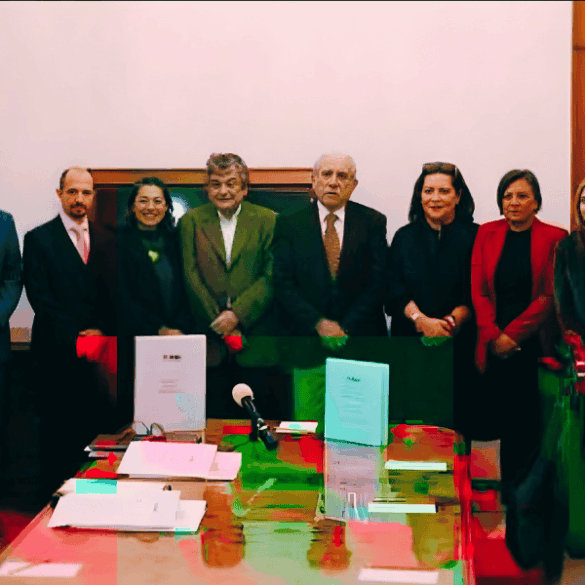 Consejeros del INE y el titular de la comisión presidencial para la reforma electoral, Pablo Gómez, posan junto a documentos del proyecto durante una reunión en Palacio Nacional.