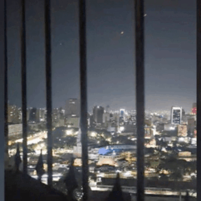 Luces en el cielo nocturno de Caracas tras reportes de disparos defensivos cerca de Miraflores.
